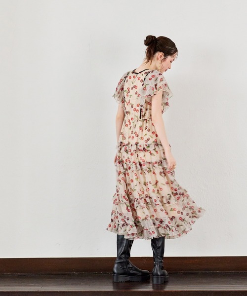 Audie a Muses(オーディアミューズ)の「ロゴチェリープリントワンピース(ワンピース・レディース・ベージュ/ブラック・42/40/38/36)」の6枚目の写真