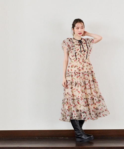Audie a Muses(オーディアミューズ)の「ロゴチェリープリントワンピース(ワンピース・レディース・ベージュ/ブラック・42/40/38/36)」の7枚目の写真