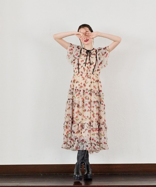Audie a Muses(オーディアミューズ)の「ロゴチェリープリントワンピース(ワンピース・レディース・ベージュ/ブラック・42/40/38/36)」の8枚目の写真