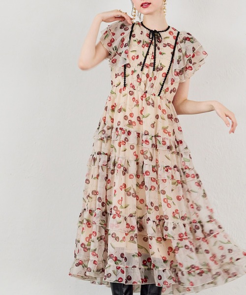 Audie a Muses(オーディアミューズ)の「ロゴチェリープリントワンピース(ワンピース・レディース・ベージュ/ブラック・42/40/38/36)」の9枚目の写真