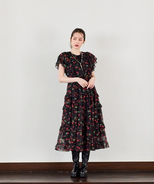 Audie a Muses(オーディアミューズ)の「ロゴチェリープリントワンピース(ワンピース・レディース・ベージュ/ブラック・42/40/38/36)」の12枚目の写真
