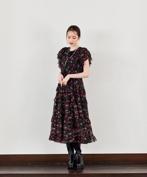 Audie a Muses(オーディアミューズ)の「ロゴチェリープリントワンピース(ワンピース・レディース・ベージュ/ブラック・42/40/38/36)」の13枚目の写真