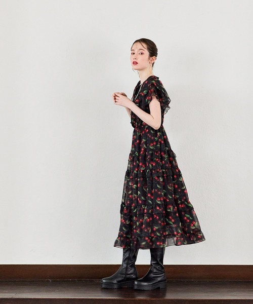 Audie a Muses(オーディアミューズ)の「ロゴチェリープリントワンピース(ワンピース・レディース・ベージュ/ブラック・42/40/38/36)」の14枚目の写真