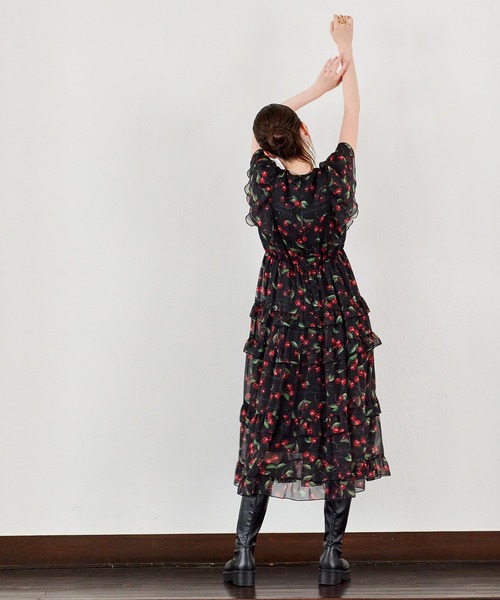 Audie a Muses(オーディアミューズ)の「ロゴチェリープリントワンピース(ワンピース・レディース・ベージュ/ブラック・42/40/38/36)」の15枚目の写真