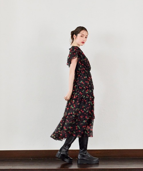 Audie a Muses(オーディアミューズ)の「ロゴチェリープリントワンピース(ワンピース・レディース・ベージュ/ブラック・42/40/38/36)」の16枚目の写真