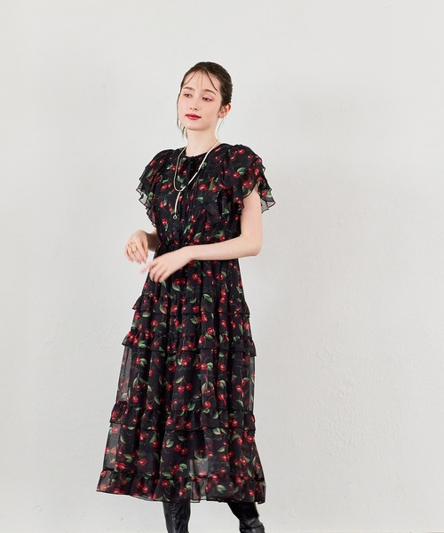 Audie a Muses(オーディアミューズ)の「ロゴチェリープリントワンピース(ワンピース・レディース・ベージュ/ブラック・42/40/38/36)」の17枚目の写真