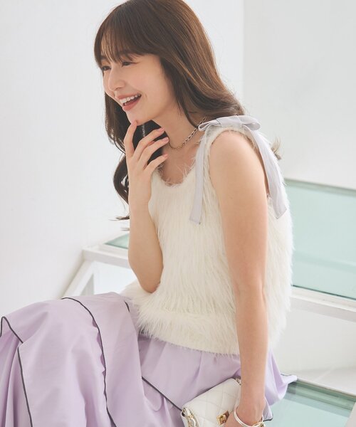 La boutique BonBon(ラブティックボンボン)の「【フワフワで女子力UP】ロングフェザーベルリボンニット(ニット/セーター・レディース・オフホワイト/チャコールグレー・FREE)」の2枚目の写真