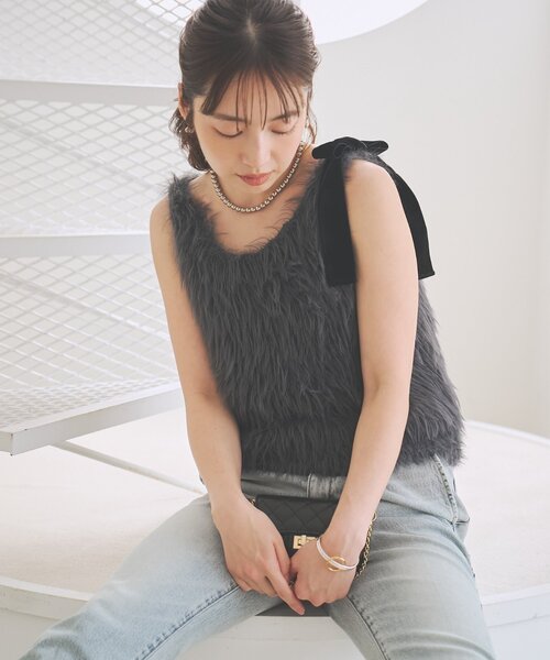 La boutique BonBon(ラブティックボンボン)の「【フワフワで女子力UP】ロングフェザーベルリボンニット(ニット/セーター・レディース・オフホワイト/チャコールグレー・FREE)」の9枚目の写真