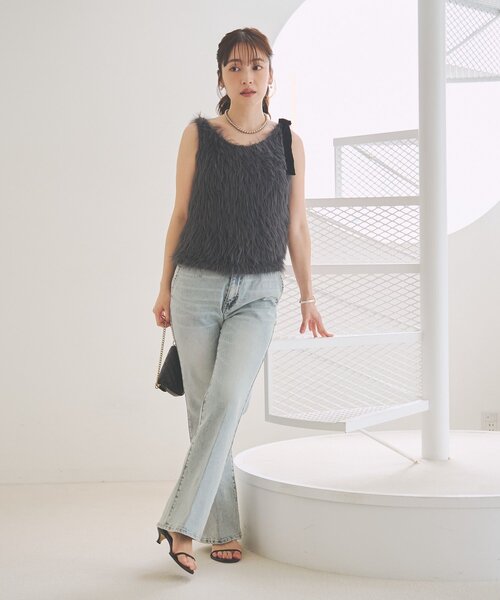 La boutique BonBon(ラブティックボンボン)の「【フワフワで女子力UP】ロングフェザーベルリボンニット(ニット/セーター・レディース・オフホワイト/チャコールグレー・FREE)」の3枚目の写真