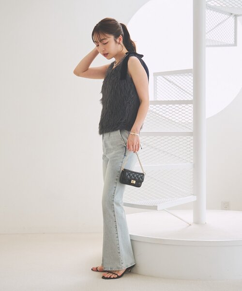 La boutique BonBon(ラブティックボンボン)の「【フワフワで女子力UP】ロングフェザーベルリボンニット(ニット/セーター・レディース・オフホワイト/チャコールグレー・FREE)」の4枚目の写真