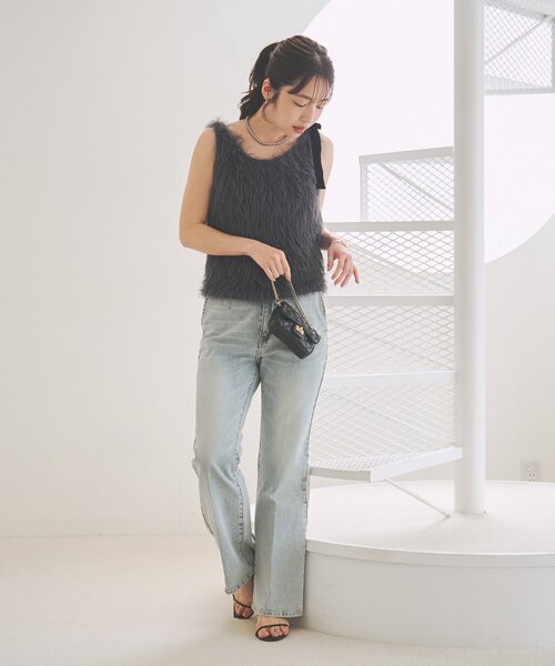 La boutique BonBon(ラブティックボンボン)の「【フワフワで女子力UP】ロングフェザーベルリボンニット(ニット/セーター・レディース・オフホワイト/チャコールグレー・FREE)」の6枚目の写真