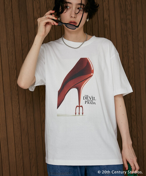 FREAK'S STORE(フリークスストア)の「GOOD ROCK SPEED/グッドロックスピード 【The Devil Wears Prada】PhotoHeels Tシャツ/『プラダを着た悪魔』(Tシャツ/カットソー・レディース・チャコール/オフホワイト・フリ-)」の4枚目の写真