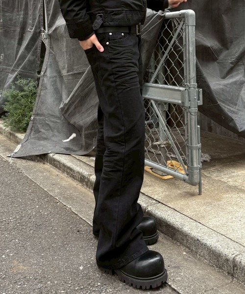 Never mind the XU / Chikashitsu+(ネバーマインド ザ エックスユー / チカシツプラス)の「essential black flare denim pants / エッセンシャルブラックフレアデニムパンツ(デニムパンツ・メンズ・ブラック・L/S/XS/M)」の7枚目の写真