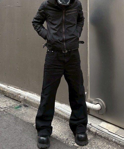 Never mind the XU / Chikashitsu+(ネバーマインド ザ エックスユー / チカシツプラス)の「essential black flare denim pants / エッセンシャルブラックフレアデニムパンツ(デニムパンツ・メンズ・ブラック・L/S/XS/M)」の2枚目の写真