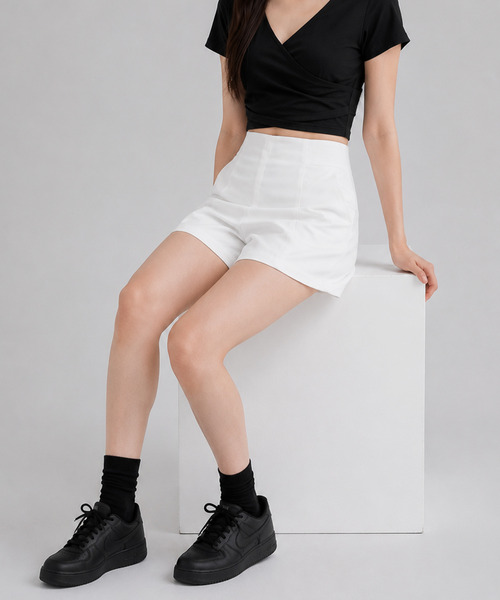 NinaetLina(ニナエリナ)の「ハイウエストショートパンツ(その他パンツ・レディース・ホワイト/ブラック・S/M/L)」の6枚目の写真