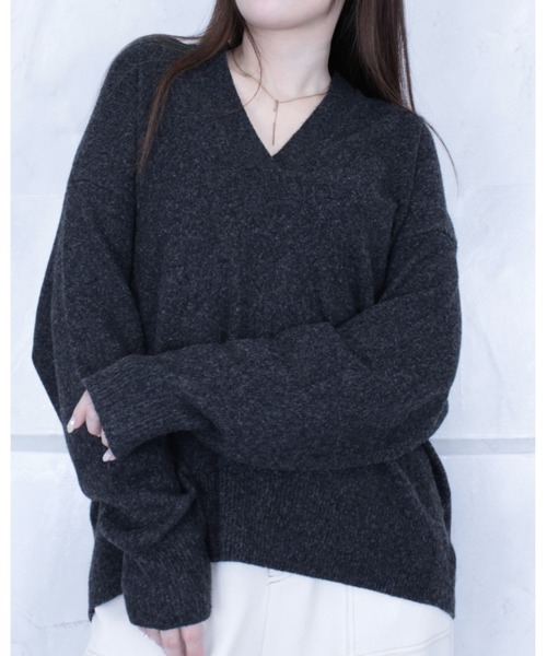 amini(アミニ)の「カシミアタッチディープVネックニット(ニット/セーター・レディース・ブラウン/ベージュ/ブラック/グレー・FREE)」の2枚目の写真