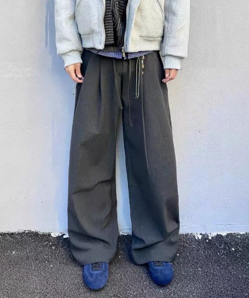FreeZone（フリーゾーン）の「ピンストライプ フロントボタン タックワイドパンツ（スラックス・メンズ・グレー・S/M/L）」の10枚目の写真