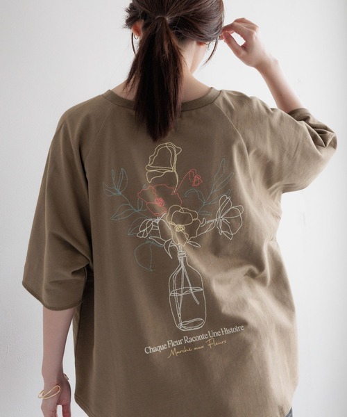 studio CLIP(スタディオクリップ)の「アソートフラワー刺繍Tシャツ(Tシャツ/カットソー・レディース・オフホワイト/ブラウン/オートミール・FREE)」の1枚目の写真