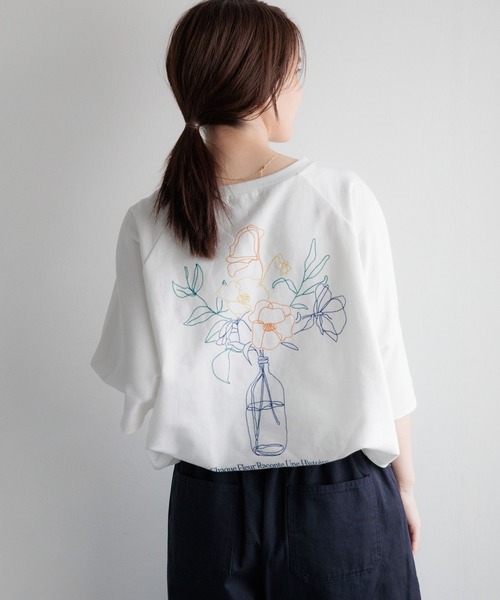 studio CLIP(スタディオクリップ)の「アソートフラワー刺繍Tシャツ(Tシャツ/カットソー・レディース・オフホワイト/ブラウン/オートミール・FREE)」の2枚目の写真