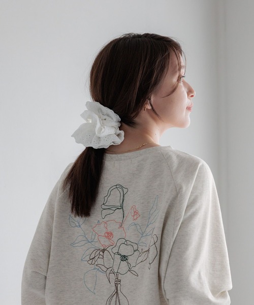studio CLIP(スタディオクリップ)の「アソートフラワー刺繍Tシャツ(Tシャツ/カットソー・レディース・オフホワイト/ブラウン/オートミール・FREE)」の5枚目の写真