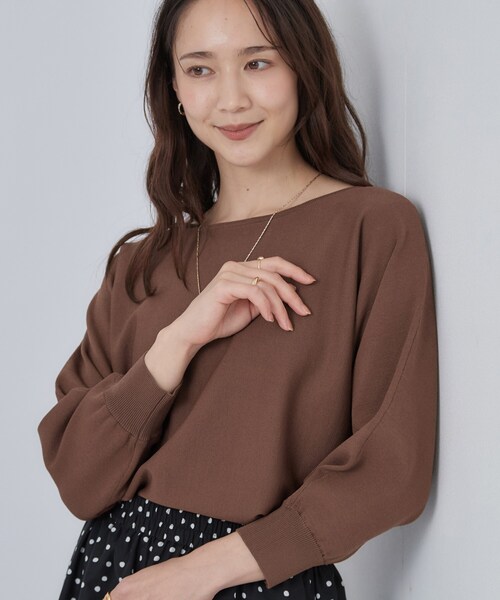SHOO・LA・RUE(シューラルー)の「【洗濯機可】軽やかさらタッチ インせず着られる すっきり見えドルマンニット(ニット/セーター・レディース・ダークブラウン/ワインレッド/ネイビー/ベージュ・00)」の2枚目の写真