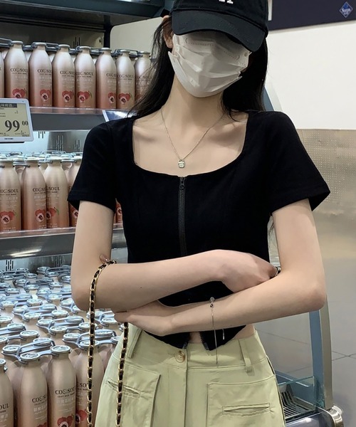 Girly Doll(ガーリードール)の「スクエアネックダブルジップ半袖カットソー(Tシャツ/カットソー・レディース・ブラック/ホワイト/キャメル・FREE)」の1枚目の写真