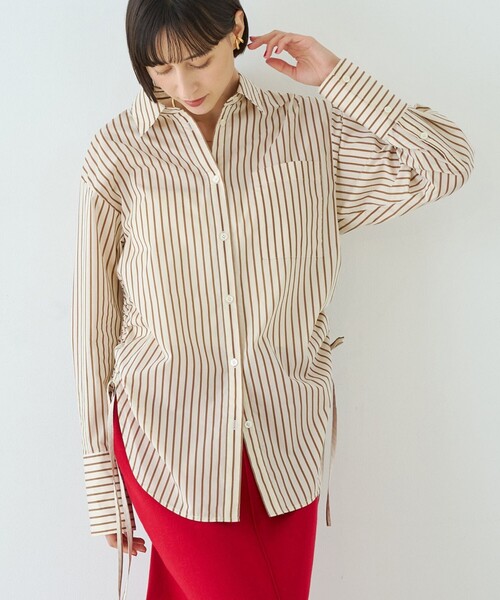 Rouge vif Anna(ルージュヴィフアンナ)の「ストライプサイドドロストシャツ(シャツ/ブラウス・レディース・ブラウン/レッド・フリー)」の2枚目の写真