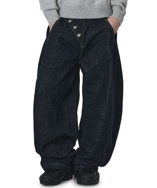 Openyard（オープンヤード）の「『Openyard/オープンヤード』OBLIQUE WIDE VOLUME PANTS/オブリークワイドボリュームパンツ（デニムパンツ・メンズ・インディゴブルー/ブラック・M/L/S）」の2枚目の写真