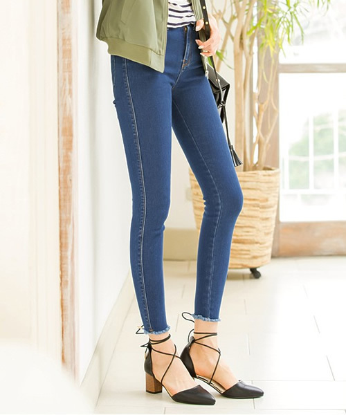 Re:EDIT（リエディ）の「ベーシックTYPE極ストレッチ裾フリンジデニム[Re:EDIT/リエディ][春夏新作][リエディオリジナル]（デニムパンツ・レディース・ライトブルー/ブラック/ネイビー/ブルー・X-LARGE/XX-LARGE/X-SMALL/MEDIUM/SMALL/LARGE/XX-SMALL）」の4枚目の写真