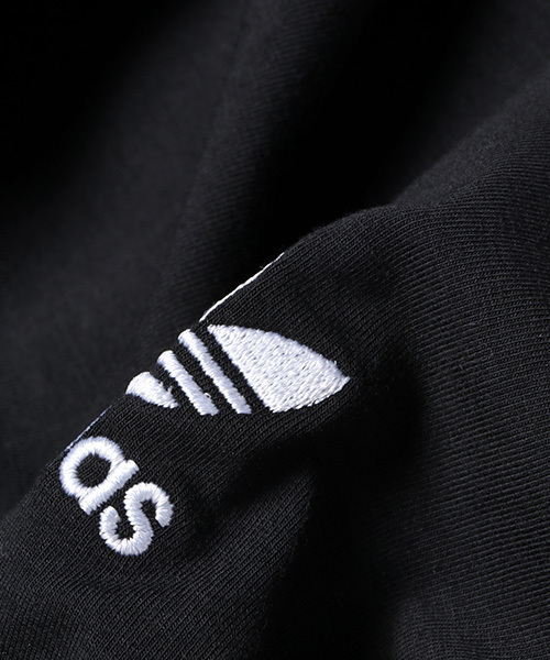 adidas（アディダス）の「【adicolor】オリジナルス クロップドTシャツ [STRIPES CROPPED TEE]（Tシャツ/カットソー・レディース・ブラック・XX-LARGE/MEDIUM/XXX-LARGE/LARGE/X-SMALL/SMALL）」の5枚目の写真