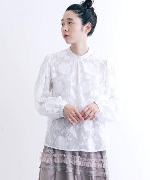 merlot plus(メルロープリュス)の「フラワー総レースバンドカラーブラウス2364(シャツ/ブラウス・レディース・ホワイト/ブラック・FREE)」の1枚目の写真