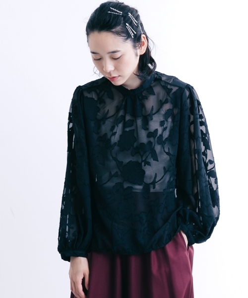 merlot plus(メルロープリュス)の「フラワー総レースバンドカラーブラウス2364(シャツ/ブラウス・レディース・ホワイト/ブラック・FREE)」の2枚目の写真