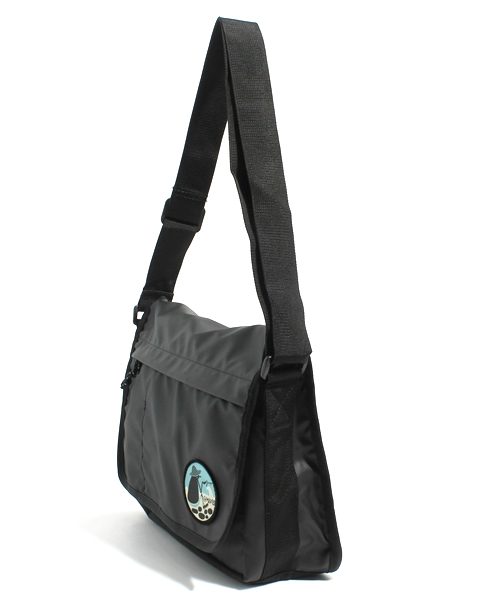 BEAMS(ビームス)の「GRAVIS / HOBO SMALL YH(ショルダーバッグ・メンズ・ブラック・ONE SIZE)」の2枚目の写真