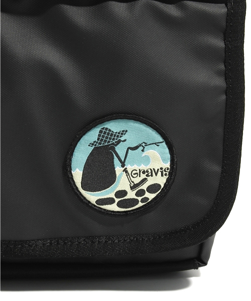 BEAMS(ビームス)の「GRAVIS / HOBO SMALL YH(ショルダーバッグ・メンズ・ブラック・ONE SIZE)」の4枚目の写真