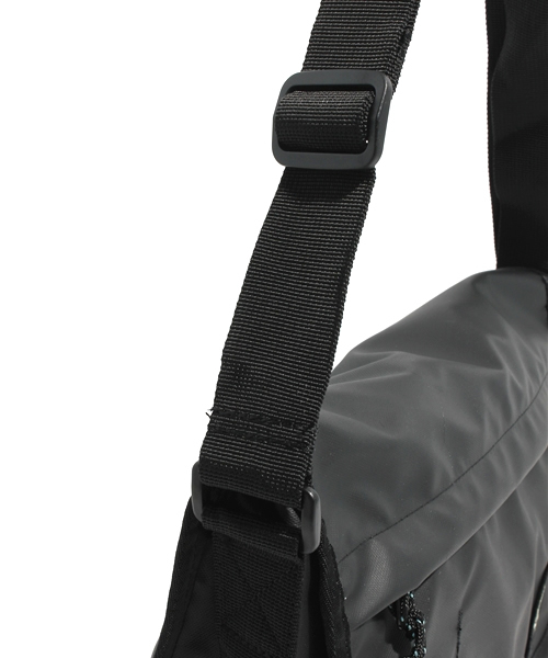 BEAMS(ビームス)の「GRAVIS / HOBO SMALL YH(ショルダーバッグ・メンズ・ブラック・ONE SIZE)」の5枚目の写真