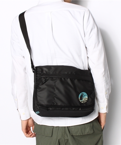 BEAMS(ビームス)の「GRAVIS / HOBO SMALL YH(ショルダーバッグ・メンズ・ブラック・ONE SIZE)」の7枚目の写真