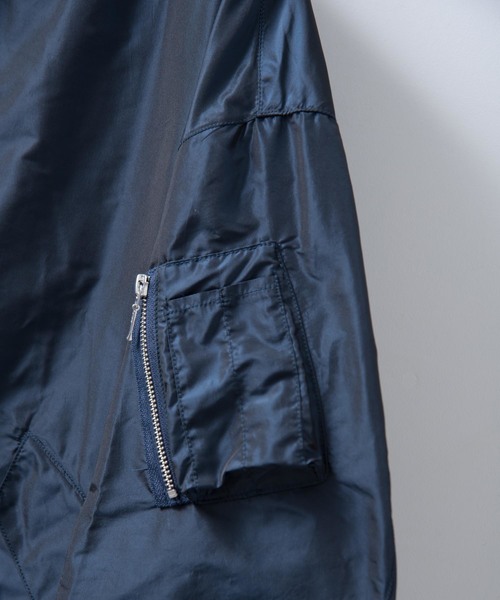 STUDIOUS（ステュディオス）の「【STUDIOUS HIGH】メモリータフタオーバーサイズMA1（MA-1・メンズ・ネイビー/バーガンディー・1/2）」の4枚目の写真