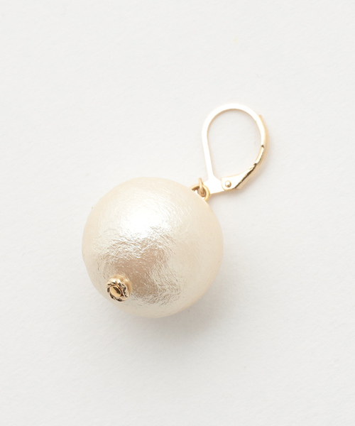 PAPILLONNER(パピヨネ)の「ボリュームパールピアス(ピアス(両耳用)・レディース・ホワイト×ゴールド・FREE)」の2枚目の写真