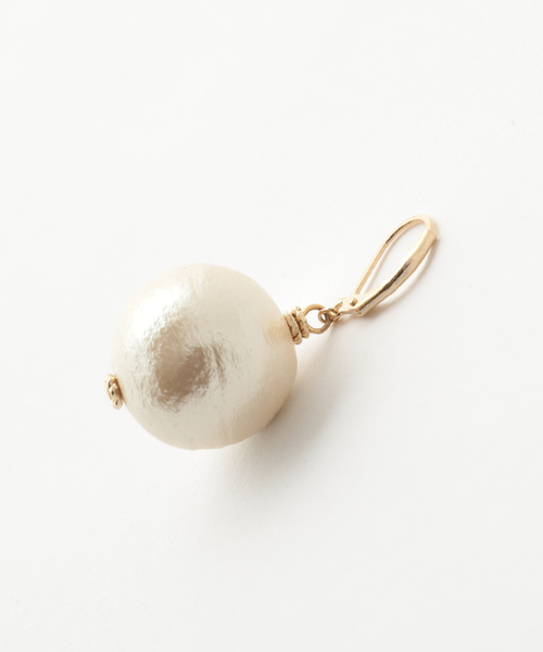 PAPILLONNER(パピヨネ)の「ボリュームパールピアス(ピアス(両耳用)・レディース・ホワイト×ゴールド・FREE)」の3枚目の写真