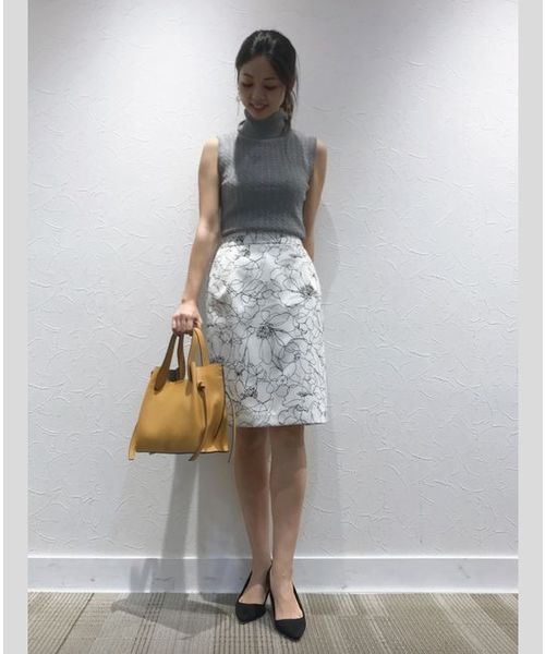 YECCA VECCA(イェッカヴェッカ)の「P.モノトーン線画フラワースカート(スカート・レディース・ネイビー/ホワイト・M/S)」の1枚目の写真