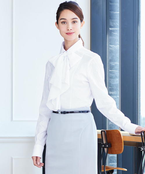 NARACAMICIE(ナラカミーチェ)の「サテンストライプリボン付長袖シャツ(シャツ/ブラウス・レディース・ホワイト/ベージュ/ネイビー・SMALL/MEDIUM/LARGE)」の2枚目の写真