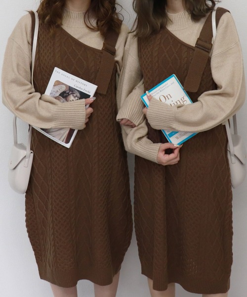 PairPair（ペアペア）の「ワンショルケーブルニットジャンパースカート（ジャンパースカート・レディース・ライトベージュ/ブラウン/モカ・FREE）」の2枚目の写真