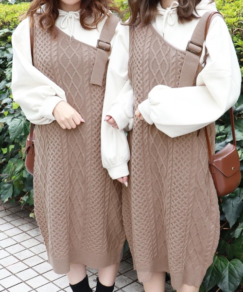 PairPair（ペアペア）の「ワンショルケーブルニットジャンパースカート（ジャンパースカート・レディース・ライトベージュ/ブラウン/モカ・FREE）」の3枚目の写真