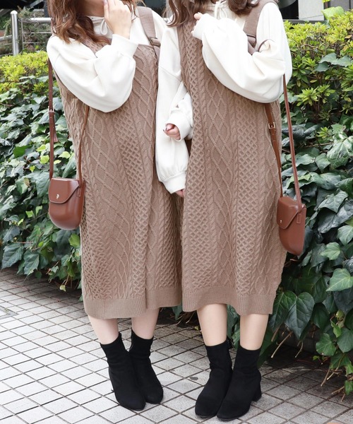 PairPair（ペアペア）の「ワンショルケーブルニットジャンパースカート（ジャンパースカート・レディース・ライトベージュ/ブラウン/モカ・FREE）」の5枚目の写真