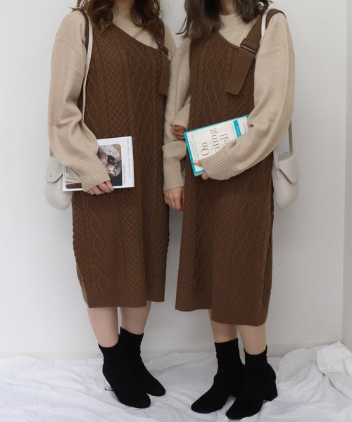 PairPair（ペアペア）の「ワンショルケーブルニットジャンパースカート（ジャンパースカート・レディース・ライトベージュ/ブラウン/モカ・FREE）」の6枚目の写真