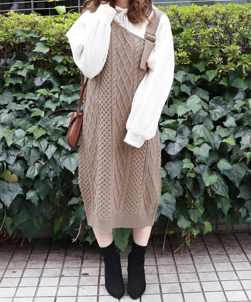 PairPair（ペアペア）の「ワンショルケーブルニットジャンパースカート（ジャンパースカート・レディース・ライトベージュ/ブラウン/モカ・FREE）」の10枚目の写真