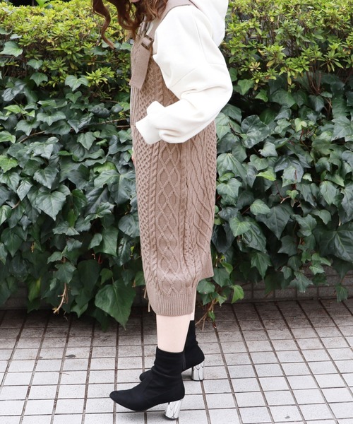 PairPair（ペアペア）の「ワンショルケーブルニットジャンパースカート（ジャンパースカート・レディース・ライトベージュ/ブラウン/モカ・FREE）」の11枚目の写真
