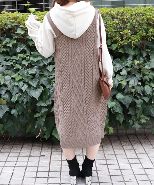 PairPair（ペアペア）の「ワンショルケーブルニットジャンパースカート（ジャンパースカート・レディース・ライトベージュ/ブラウン/モカ・FREE）」の12枚目の写真