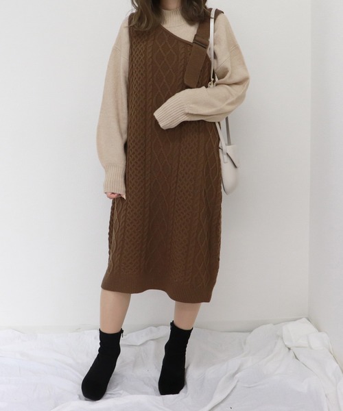 PairPair（ペアペア）の「ワンショルケーブルニットジャンパースカート（ジャンパースカート・レディース・ライトベージュ/ブラウン/モカ・FREE）」の13枚目の写真