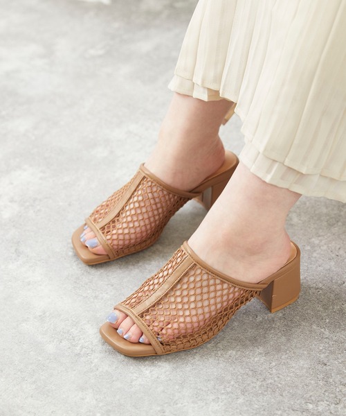 menue（メヌエ）の「スクエアトゥ5cm太ヒールミュールサンダル（サンダル・レディース・ブラック系その他/パイソン/グレイッシュベージュ/ブラック/ベージュ系その他・LL/M/S/L/XXS/3L/XS）」の4枚目の写真